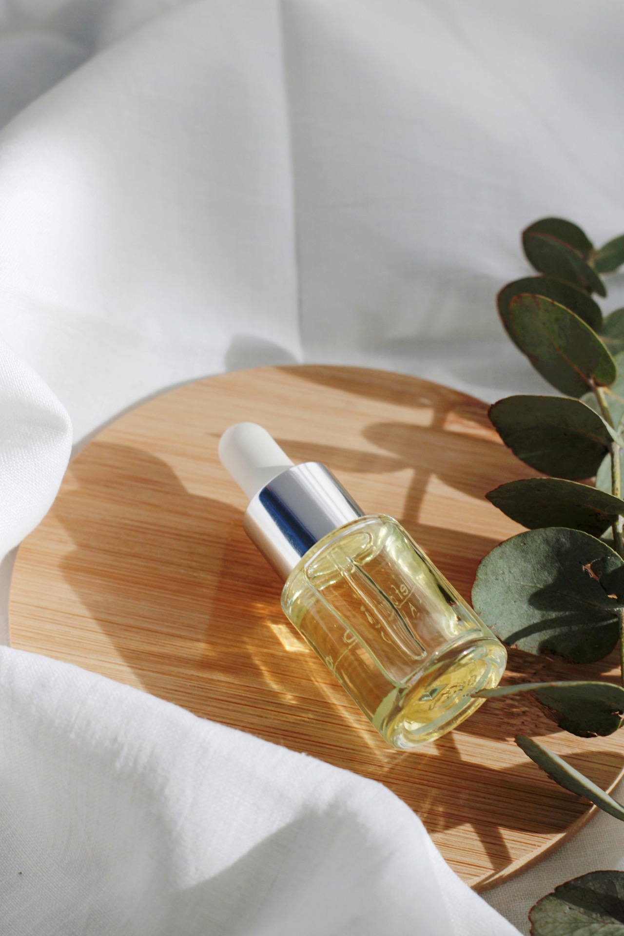 Lahvička aromaterapeutického oleje s kapátkem pro aroma masáž